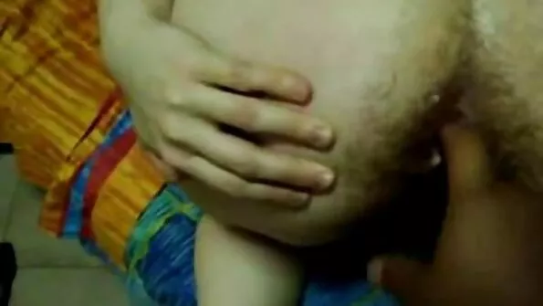 دو سیاہ فام عورتیں بستر پر ایک گرم چاروں میں چود رہی ہیں۔