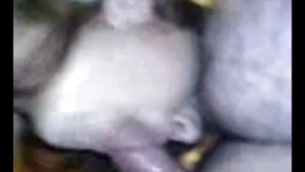 دو لڑکیاں ایک دوسرے کو تھریسم میں بڑا لنڈ لے جانے میں مدد کرتی ہیں۔