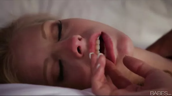 گرم گدھے والی دو لڑکیاں گرم تھریسم بنا رہی ہیں۔