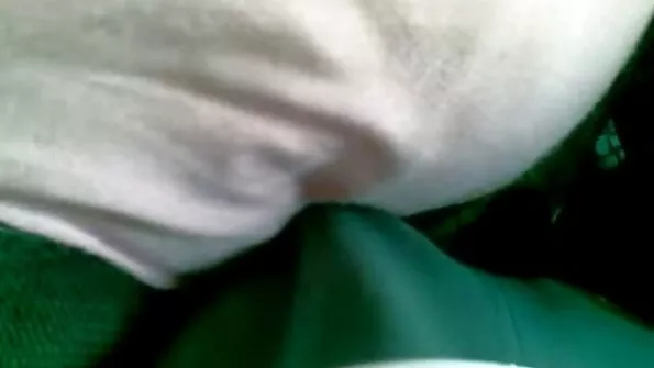 چھوٹے بالوں والی پیاری کچن میں گنجے بروئزر کے ساتھ صحبت کرتی ہے۔