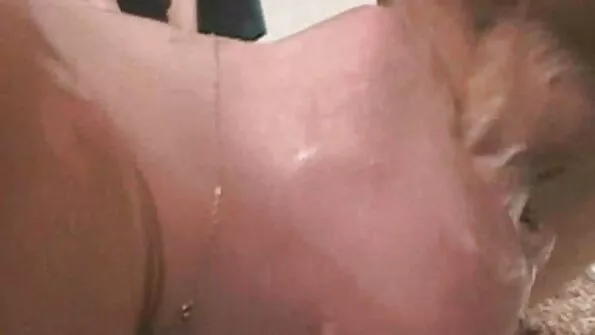 شاندار سنہرے بالوں والی MILF لڑکی کو سکھاتی ہے کہ حقیقی عورت کو کیسے خوش کیا جائے۔
