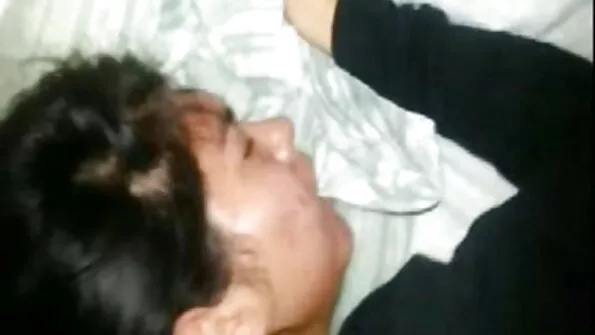 نوجوان ساتھی خفیہ طور پر سنہرے بالوں والی سوتیلی ماں کو والد کی پیٹھ کے پیچھے گھساتا ہے۔