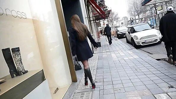 چھوٹی لڑکی اپنے خوش قسمت سوتیلے بھائی کے ساتھ ہمبستری کر رہی ہے۔