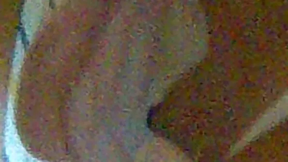تصویر کامل نوجوان خاتون اپنے عضو تناسل کے گرد ہونٹ رکھ رہی ہے۔