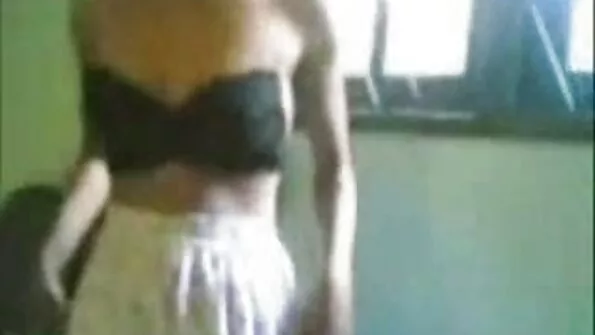 خوبصورت لڑکیوں کا باتھ روم میں اچھا وقت ہوتا ہے۔