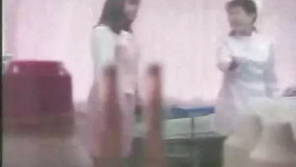 گھوبگھرالی لیٹنا لڑکی کے لیے مقعد بھاڑ سے بہتر کچھ نہیں ہے۔
